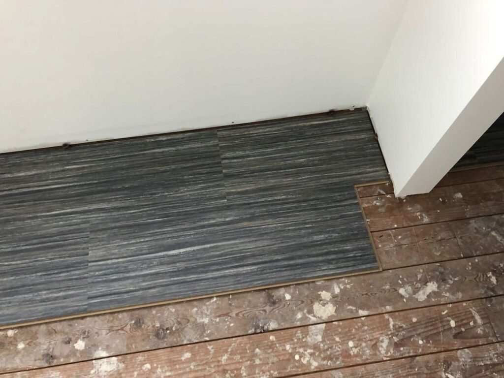 A tile of black Marmoleum Click flooring